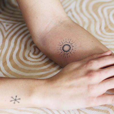 Kalula Tattoo, Tattoo Sonne, Dot Tattoos, Tattoo Desings, Pretty Skin, Mini Drawings, Beauty Tattoos, Skin Art, Tattoo Inspo