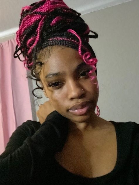 Knotless Braids With Pink, Pink And Black Braids, Braids With Pink, Pink Skunk Stripe, Easy Trendy Hairstyles, Pretty Braids, Box Braids Hairstyles For Black Women, Braids Hairstyles Pictures, Cute Box Braids Hairstyles