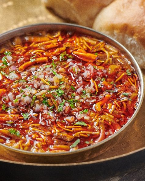 Misal Pav Snap, Misal Pav Recipes, Misal Pav, Variety Food, Pav Recipe, Food Lab, Street Foods, Spicy Food, Menu Card