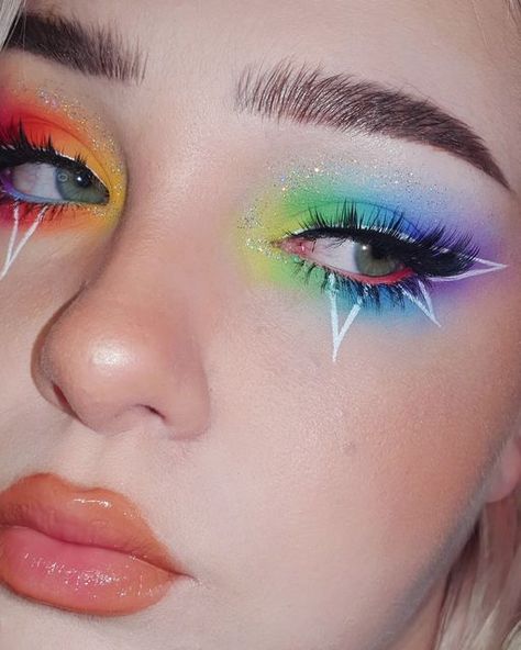 𝘮 𝘦 𝘭 𝘪 𝘴 𝘴 𝘢 💫 on Instagram: "the blend tho 🤤🤍 unbezahlte werbung GUYS I'M GOING ON HOLIDAY IN LESS THAN 4 HOURS I'M EXCITED!!!!!! [* = gifted/ad] 🌈 @colourpopcosmetics Fade Into Hue Palette & a bunch of BFF Creme Gel Liners 🌈 @melody_lashes Berry Yum Yum Lashes* 🌈 @halfmagicbeauty Glitterpill in Microcosm* & Sculptitude Lipliner in I Have Needs* 🌈 @nablacosmetics Skin Glazing in Ozone* 🌈 @milkmakeup Electric Glossy Lip Plumper in Buzzed* #rainbowmakeup #colorfulmakeup #brighteye Teknik Makeup, Rainbow Eye Makeup, Makeup Is Art, Cute Eye Makeup, Bright Makeup, Pride Makeup, Graphic Makeup, Rainbow Makeup, Makijaż Smokey Eye