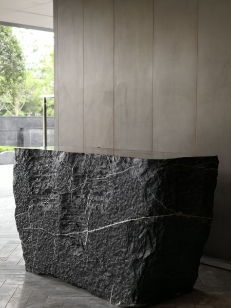 Basalt Interior Design, Stone Bar Counter, Bread Design Ideas, Black Living Room Decor, Cabin Aesthetic, Home Bar Design, Living Area Design, Stone Interior, Stone Counters