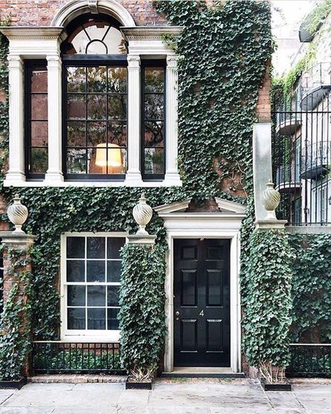 Townhouse perfection, London! Lush Interior, Beautiful Townhouse, Balcon Mic, Townhouse Interior, Georgian Townhouse, Sutton Place, Black Door, House Goals, Pretty House