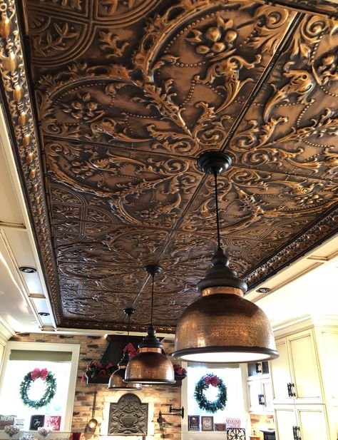 Unique Ceiling Ideas Living Room, Ceiling Metal Design, Rustic Metal Ceiling Ideas, Antique Ceiling Design, Kitchen With Tin Ceiling, Kitchens With Tin Ceilings, Tin Tile Ceiling Kitchen, Tin Ceiling Ideas, Tin Ceiling Ideas Rustic