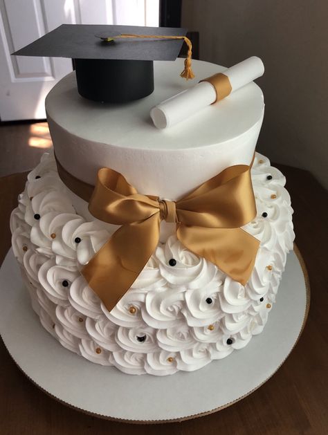 Graduation Cake Ideas, Graduation Cake Designs, Graduation Party Desserts, High School Graduation Party Decorations, Red Birthday Cakes, Graduation Desserts, Graduation Party Cake, Gold Graduation Party, Graduation Party High