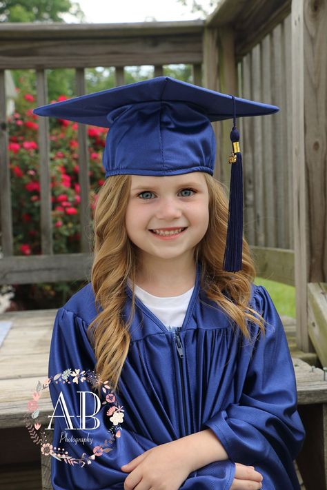 Kindergarten Graduation Pictures Pink, Kinder Photoshoot, Kindergarten Cap And Gown Pictures, Graduation Pictures With Kids, Preschool Background, Preschool Graduation Pictures, Preschool Cap And Gown, Preschool Apple Theme Activities, Kindergarten Cap And Gown