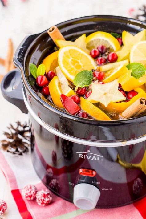 The best DIY simmering stovetop and crockpot Potpourri recipes to make your smell marvelous! Check it out! Crock Pot Potpourri, House Smell Like Christmas, Pot Potpourri, Smell Like Christmas, Homemade Potpourri, Simmer Pot Recipes, Stove Top Potpourri, Simmering Potpourri, Potpourri Recipes