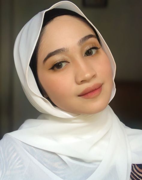 Make Up Simple Natural Hijab, Make Up Flawless Hijab, Makeup Bridesmaid Hijab, Makeup Graduation Hijab, Make Up Natural Hijab, Make Up Hijab, Graduation Look Makeup, Make Up Wisuda, Makeup Wisuda