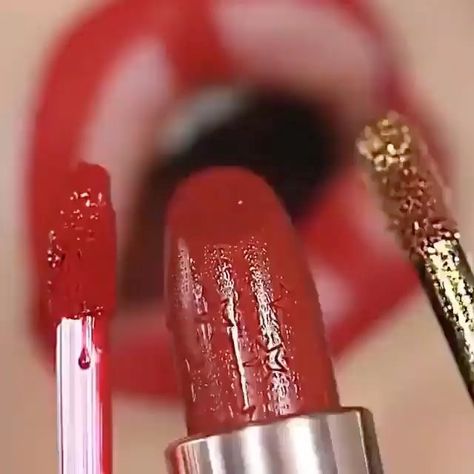 More ideas and inspirations for eyes makeup Lipstick Tricks, Hollywood Glamour Makeup, Art Deco Makeup, Pro Makeup Tips, Quick Makeup Routine, Lipstick Application, Bronze Makeup Look, Lipstick Hacks, Lip Gloss Cosmetics