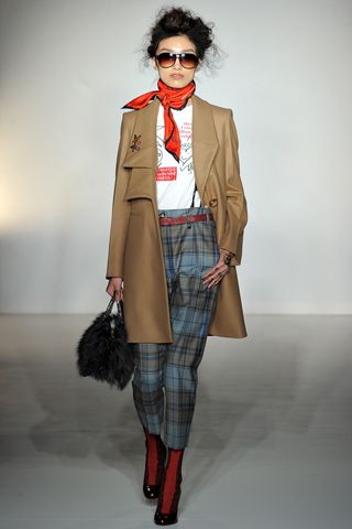 vivienne westwood rtw a/w 2012 Stile Casual Chic, Vivienne Westwood Red, Fashion Week Runway, Red Label, How To Wear Scarves, Mode Inspo, Plaid Pants, Fashion Shows, Vogue Paris