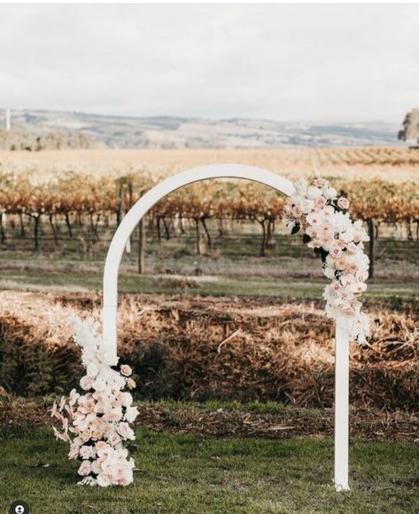 Elegant Wedding Arch, Simple Wedding Arch, Wooden Wedding Arches, Wedding Arch Ideas, White Wedding Arch, White Arch, Neutral Wedding Flowers, Wedding Alters, Floral Arch Wedding