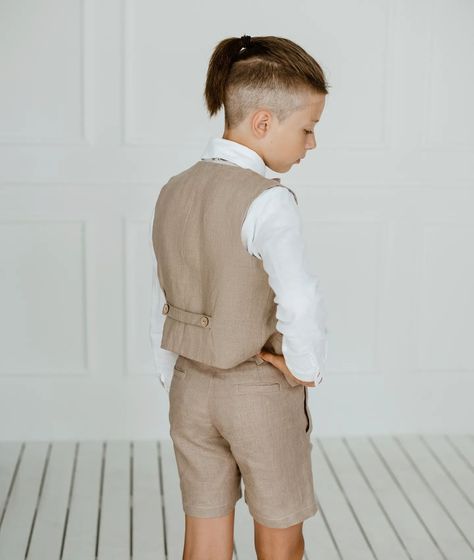 A linen vest and shorts set for boys is a great choice for weddings, offering both style and comfort. Here are some ideas to consider: 
1. Pastel Colors: Soft pastel shades like light blue, mint green, or blush pink add a touch of color while still keeping the outfit elegant and wedding-appropriate. 
2. Accessories: Complete the look with a matching bow tie or necktie, and consider adding suspenders for an extra cute and polished appearance. 
3. Comfort: Linen is breathable and comfortable, i... Boys Wedding Outfit, Outfit With Vest, Vest Linen, Wedding Outfit For Boys, Vest And Bow Tie, Linen Outfit, Outfit Elegant, Linen Vest, White Linen Shirt