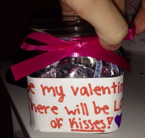 Great way to ask someone to be your valentine "be my valentine? I promise there will be lots of kiss!" Jar full of hershy kisses Ask Someone To Be Your Valentine, Asking Someone To Be Your Valentine, Asking To Be Valentine Ideas, Kiss Jar, Creative Valentines Day Ideas, Valentine Songs, Valentines Quotes Funny, Valentines Day Poems, Student Christmas Gifts