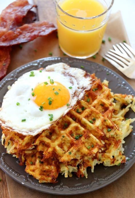 Cheesy Waffled Hash Browns Breakfast Ideas Waffles, Breakfast Sides Dishes, Waffle Iron Recipes, Breakfast Sides, Plats Healthy, Waffle Maker Recipes, Overnight Oat, Hash Browns, Diet Vegetarian