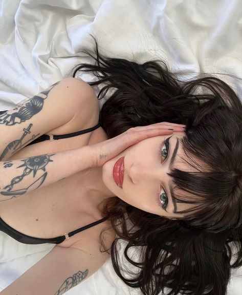 Soft Goth Hair, Black Hair Woman Aesthetic, Dark Hair And Tattoos, Tattooed Woman Aesthetic, Women Face Claims, Tattoo Girl Aesthetic, Pretty And Smart, Alt Girls, Hair Tattoos