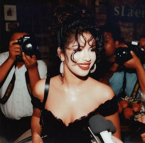 90s Latina Hairstyles, 90s Latina Fashion, Selena Quintanilla Makeup, Selena Quintanilla Outfits, 90s Makeup Look, Selena Quintanilla Fashion, Latina Aesthetic, Selena Pictures, Selena Q