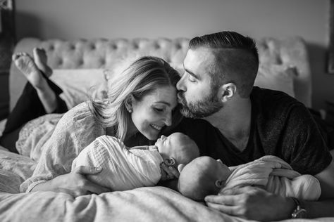 Twin Newborn Lifestyle Photography At Home, Twins Baby Photoshoot Ideas, Newborn Twin Photos, Twin Baby Photography, Twin Baby Photos, Parents Photography, Twins Posing, Newborn Family Pictures, Chicago Lifestyle