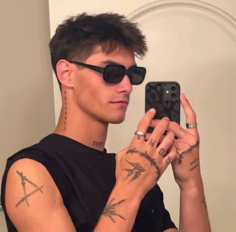 Will Grayson Iii, Hair Types Men, Hand Tattoo Designs, Mens Haircuts Short Hair, Men Haircut Curly Hair, Penelope Douglas, Mens Hairstyles Thick Hair, Wavy Hair Men, Men's Short Hair