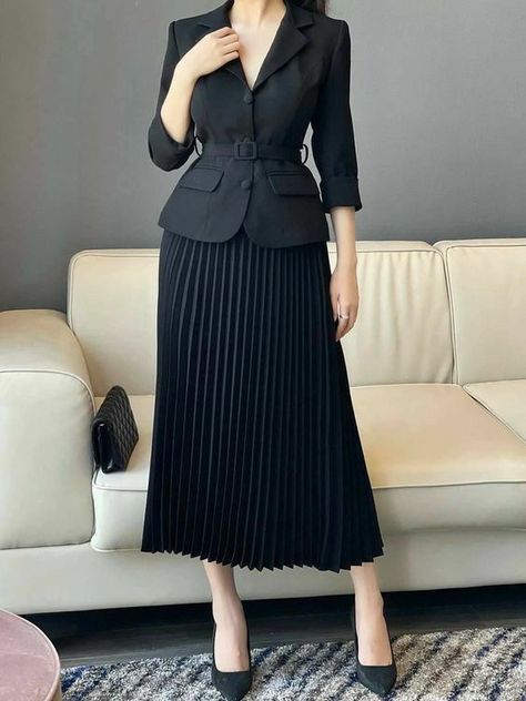 Midi Skirt Business Casual, Women Black Suit Outfit Classy, Black Elegant Outfit Classy Chic, Black Blazer Outfits For Women Classy, Rok Outfit, Elegant Clothing, Elegant Outfit Classy, Mode Chanel, Design Moda