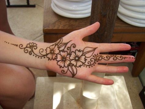 really pretty inner hand henna! Cute Henna Tattoos, Henna Designs For Kids, Henna Tattoo Hand, Simple Henna Tattoo, Mehndi Designs For Kids, Pretty Henna Designs, Henna Tattoo Designs Simple, Mehndi Simple, Latest Simple Mehndi Designs