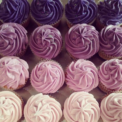 Purple Ombre Cupcakes, Purple Birthday Cupcakes, Purple Cupcakes Ideas, Ombré Cupcakes, Purple Treats, Ombre Cupcakes, Large Cupcake Cakes, Purple Birthday Cake, Easy Cupcakes Decoration