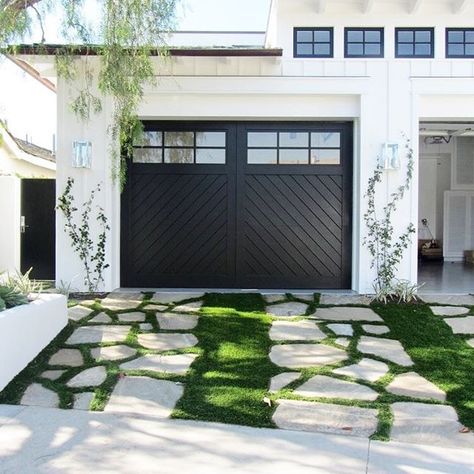 It's time to share for #whitehousewednesday ! Ppppsssshhhhh I literally am speechless over this.  photo via:Pinterest @mollywoodgarden is this a product of your work? Black Garage Door, Black Garage Doors, Modern Driveway, Black Garage, Modern Garage Doors, Farmhouse Garage, Driveway Design, Garage Door Design, Modern Garage