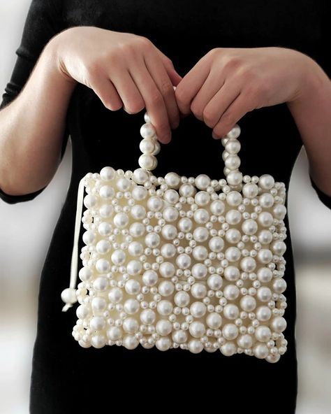 Pearl Bags Diy, Pearl Bags Purses, Pearl Bag Diy Tutorial, Beaded Bags Pattern, Pearls Bag, Pearl Beaded Bag, Pearl Bags, Pearl Clutch Bag, Pearl Handbag