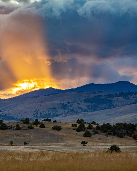 Paradise Valley Montana, Montana Scenery, Montana Landscape, Pretty Views, Big Sky Country, Paradise Valley, Ranch Life, Big Sky, Beautiful Places To Visit