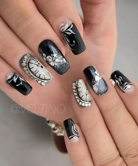 Happy New Year Nails Designs 2024, Clock Nails Design, Sylwester Nails, Happy New Year Nails Designs, Nails Winter Wonderland, Silvester Nails, Happy New Year Nails, Wonderland Nail Art, Beautiful Wedding Nails