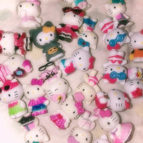 Hello Kitty Mini Figures, Hello Kitty Figurines, Mini Hello Kitty, Trinket Shelf, Sanrio Things, Kitty Aesthetic, Hello Kitty Toys, Hello Kitty Rooms, Hello Kitty Aesthetic