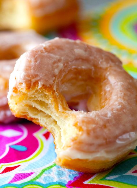 10 Minute Glazed Cronuts via Deliciously Yum! Crescent Roll Dough Recipes, Cronut Recipe, Easy Donuts, Funnel Cakes, Millionaire Shortbread, Cronut, Dough Recipes, Breakfast Sweets, Crescent Roll Recipes