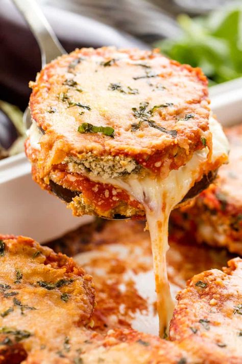 Delicious Baked Eggplant Parmesan with crispy coated eggplant slices smothered in cheese and marinara. #thestayathomechef #bakedeggplantparmesan #eggplantparmesan #eggplant #vegetarian Baked Eggplant Parmesan, Resep Vegan, Eggplant Parmesan Baked, Egg Plant, Vegetarian Meal Prep, Eggplant Dishes, Resep Diet, Baked Eggplant, Eggplant Parmesan