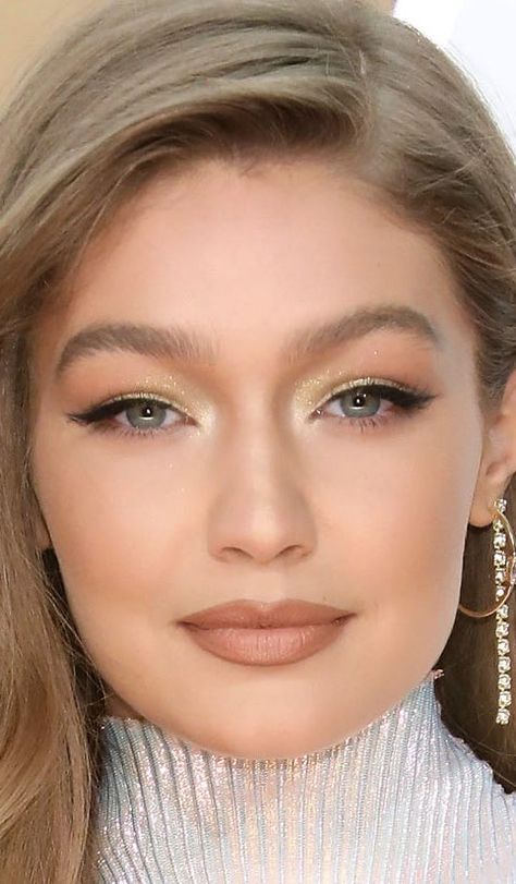 Here are the celebrity approved ways to welcome the latest celebrity makeup trends. We’ve rounded up the top 10 beauty looks to try during the lockdown. #celeb #makeup #beauty #makeuptrends #2020 #makeuplooks #beautytrends #eyemakeup #celebrity Iconic Celeb Makeup Looks, Celebrity Makeup Looks Inspiration, Red Carpet Makeup Looks 2023, 2023 Makeup Trends For Women, Iconic Makeup Looks Celebrity, 2020s Makeup, Current Makeup Trends, 2023 Makeup Trends, Red Carpet Makeup 2022