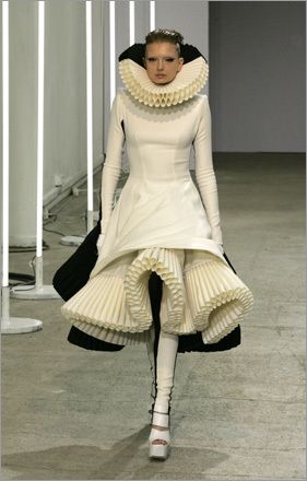 Elizabethan Fashion, Architectural Fashion, Haute Couture Style, Tudor Fashion, Elizabethan Era, Sculptural Fashion, Gareth Pugh, Couture Mode, Weird Fashion