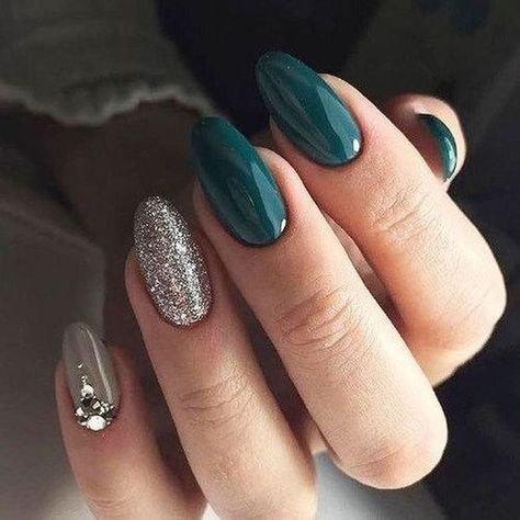 How to do dip nails and dip powder nails at home and at the salon, plus the pros and cons of dip nails and dip powder nails #dipnails #dippowdernails Uñas Ideas, Nagellack Trends, Fall Nail Trends, Fall Nail Art Designs, Nail Colors Winter, Green Nail, Best Nail Art Designs, Winter Nail Art, Fall Nail Art