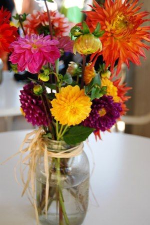 Keep fresh cut flowers alive longer by making your own flower food Homemade Flower Food, Flowers Last Longer, Mason Jar Centerpieces, Flower Food, Fresh Cut Flowers, Center Pieces, Back To Nature, Fresh Cut, Plant Food