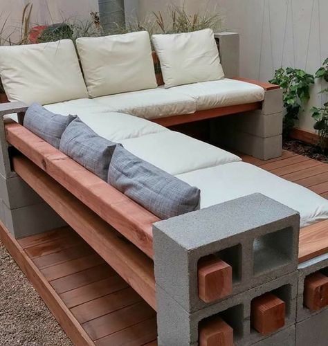 Cinder Block Furniture, Winter Balcony, Diy Backyard Patio, Cinder Blocks, Backyard Plan, Cozy Patio, Backyard Privacy, Balcony Ideas Apartment, Privacy Screen Outdoor