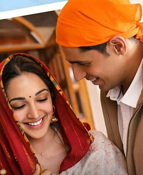 Flower Poses, Sidharth Malhotra, Actress Hairstyles, Bollywood Couples, Vintage Bollywood, Love Couple Photo, Kiara Advani, Couple Photoshoot Poses, Photo Poses For Couples