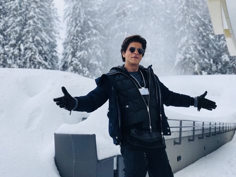 Shah Rukh Khan evergreen signature pose ❤️❤️❤️SRK❤️❤️❤️ Shah Rukh Khan