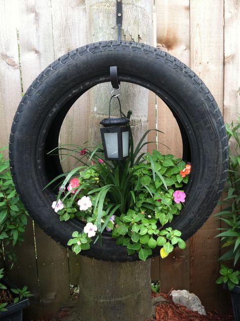 Sil's Pinterest recreations, old tire turned into flower container Diy Tire, Tire Craft, Tire Garden, Tire Planters, Creative Planter, Pinterest Garden, Planter Ideas, Garden Art Projects, Garden Yard Ideas