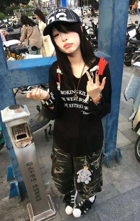 Guangzhou Streetwear, Alt Clubbing Outfits, Simple Alt Outfits, Korean Y2k Fashion, Guangzhou Fashion, Y2k Streetwear Aesthetic, Guangzhou Style, Trashy Outfits, 일본 패션