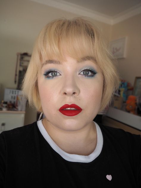 Blue Eyeshadow Red Lipstick, Blue Eyeshadow Red Lips, Red Lip Eye Makeup, Makeup Looks Blue Eyes, Eyeshadow Lips, Dark Hair Makeup, Black Hair Makeup, Red Hair Makeup, Brunette Blue Eyes