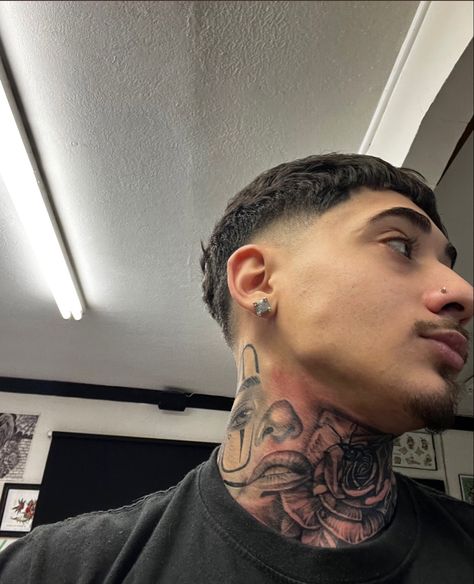 Chicano Neck Tattoos, Cross On Neck Tattoo, Neck Tattoos For Men, Front Neck Tattoo, Side Neck Tattoo, Mens Haircuts Short Hair, Back Of Neck Tattoo, Clever Tattoos, Cool Chest Tattoos