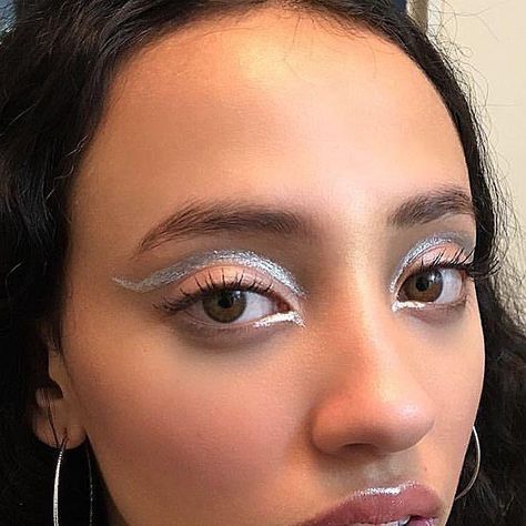 g on Twitter: "makeup inspo from euphoria… " Sahara Lin, Gold Silver Makeup, Editorial Make-up, Demon Angel, Silver Eyeliner, Silver Makeup, Beauty Make-up, Make Up Looks, Kesha