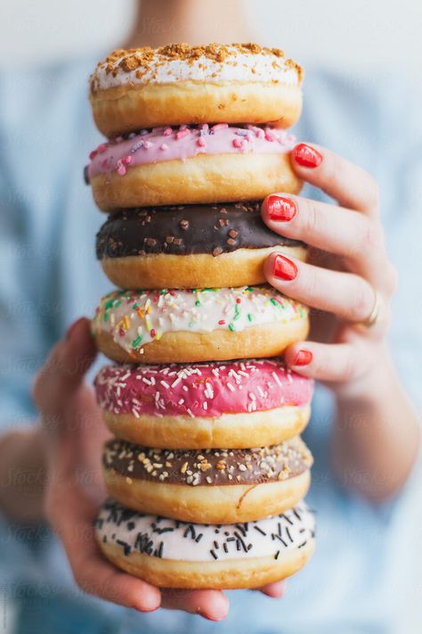 Donuts by Vertikala Doughnuts Photography, Donut Pun, Donut Pictures, Donut Photos, Pastel Desserts, Donut Calories, Chocolate Photos, Colorful Donuts, 18th Bday