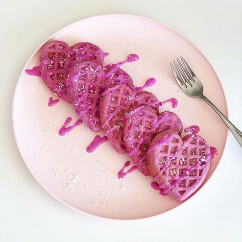 Barbie Waffles, Heart Shape Waffles, Pink Lunch Food, Cute Waffles, Pink Waffles, Barbie Brunch, Heart Shaped Waffles, Heart Waffles, Heart Shaped Waffle Maker