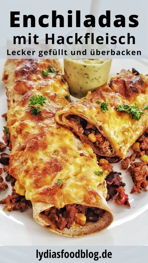 Enchiladas sind mit Hackfleisch gefüllte und überbackenen Wraps. Meine Enchiladas werden mit Chili con Carne gefüllt und mit einer Käse-Schmand-Mischung überbacken. Dazu passt hervorragend eine leckere selbstgemachte Guacamole, wenn du magst. #enchiladas #gefülltewraps #wraps #hackfleisch #kochen #rezepte #lydiasfoodblog #ofengericht Chili Con Carne Enchiladas, Tortilla Wrap, Chili Enchiladas, Omelet, Burritos, Soul Food, Finger Foods, Family Meals, Food Videos