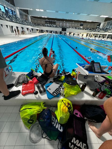 High School Swim Team Aesthetic, Swimming Sport Aesthetic, Competitive Swimming Pictures, Swimming Aesthetic, Swimming Team, Swimming Photography, Swimming Photos, Swimming Motivation, Swimming Pictures