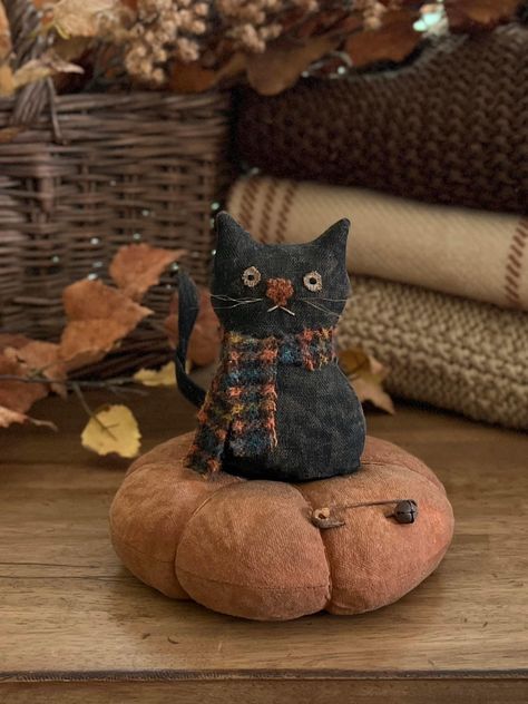 Primitive Animals, Primitive Halloween Crafts, Halloween Cloche, Primitive Fall Crafts, Primitive Pumpkins, Primitive Halloween Decor, Primitive Autumn, Primitive Doll Patterns, Primitive Pumpkin