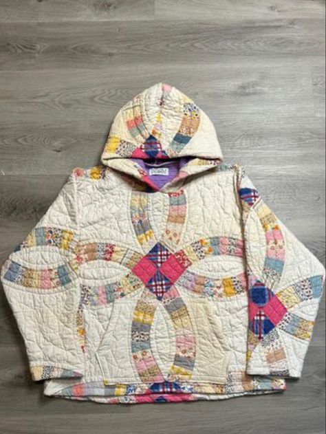 Vintage Quilt Jacket, Quilted Hoodie Diy, Upcycle Quilt, Quilted Hoodie Pattern, Quilt Sweatshirt Diy, Quilted Hoodie, Quilt Clothes, Jacket Made From Quilt, Quilt Hoodie