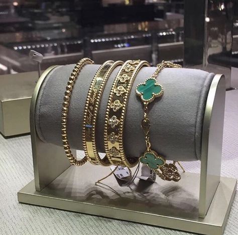 Van Cliff Jewelry, Jewelry Aesthetic Luxury, Stacked Bracelets, Van Cleef And Arpels Jewelry, Aesthetic Luxury, Van Cleef And Arpels, Jewelry Aesthetic, Diamond Collection, Luxury Aesthetic